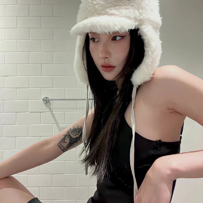 给小酒馆女子喝高杯酒